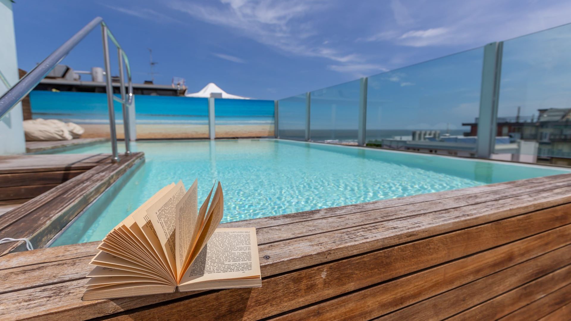 Immagine slide 0 della sezione in primo piano: "Experience an authentic Rimini summer in the perfect place for you!"